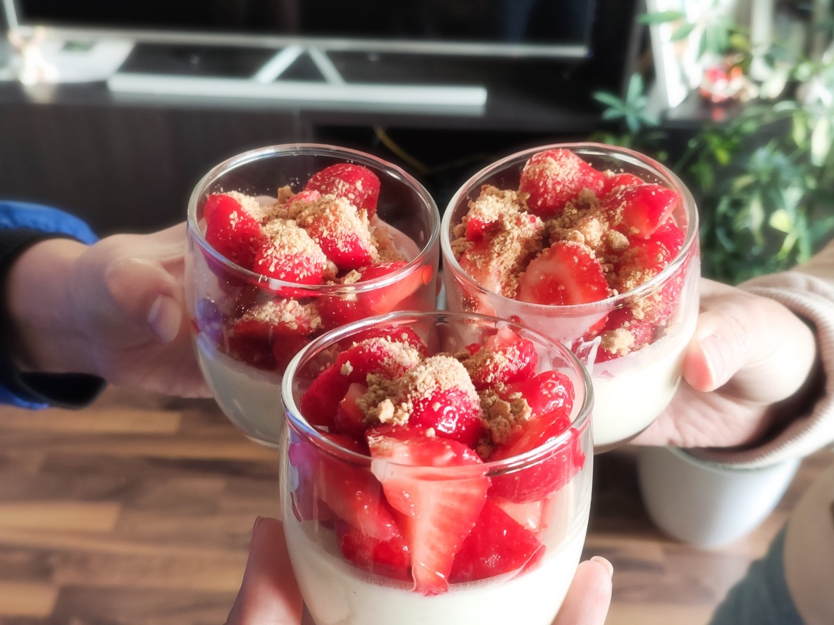 Joghurt-Panna Cotta mit Holunder-Erdbeeren und Keksbrösel